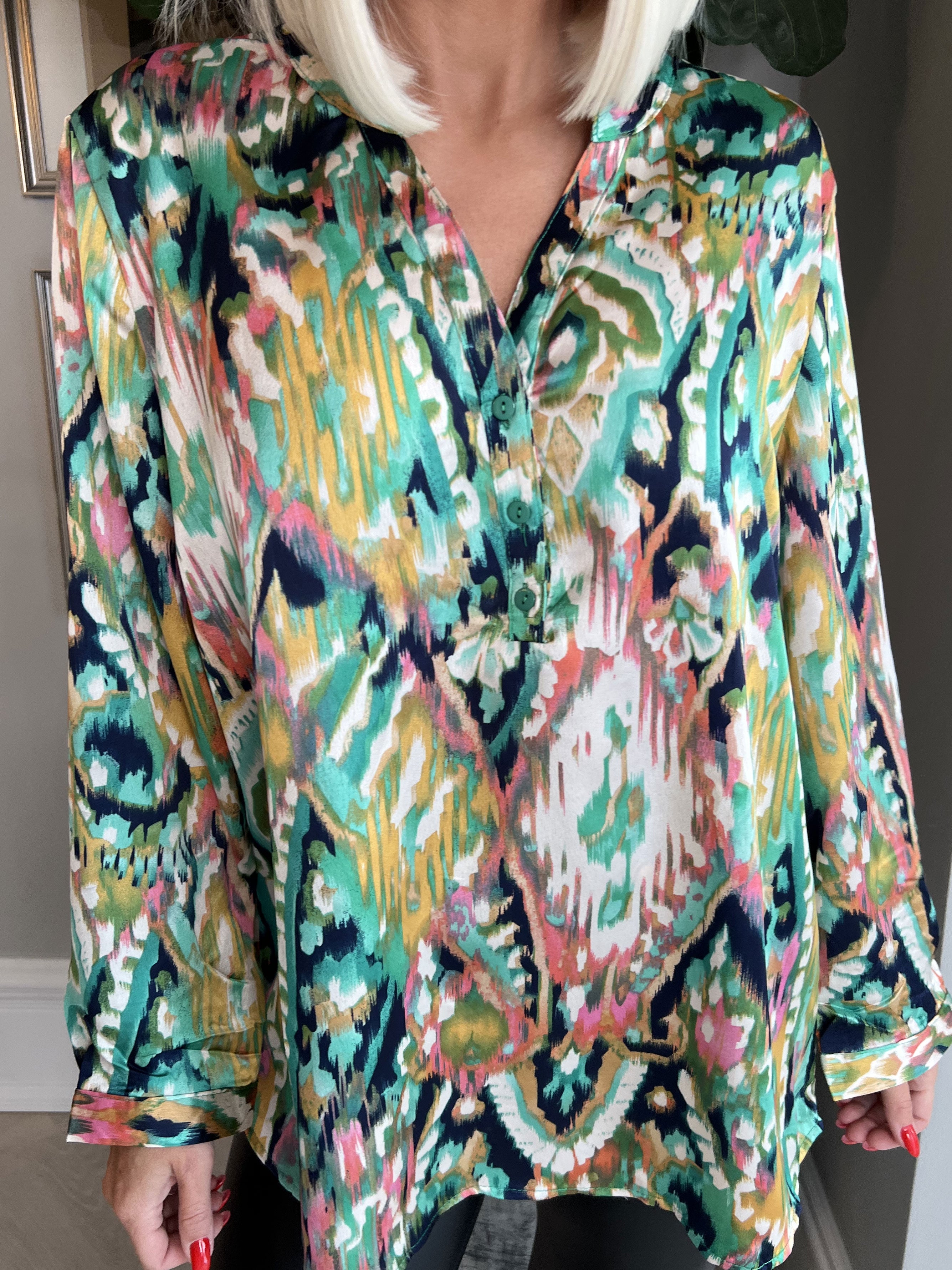 Leona - Flerfarvet mønstret skjorte i silkelook